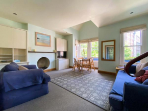 8 Ravenscourt Gardens